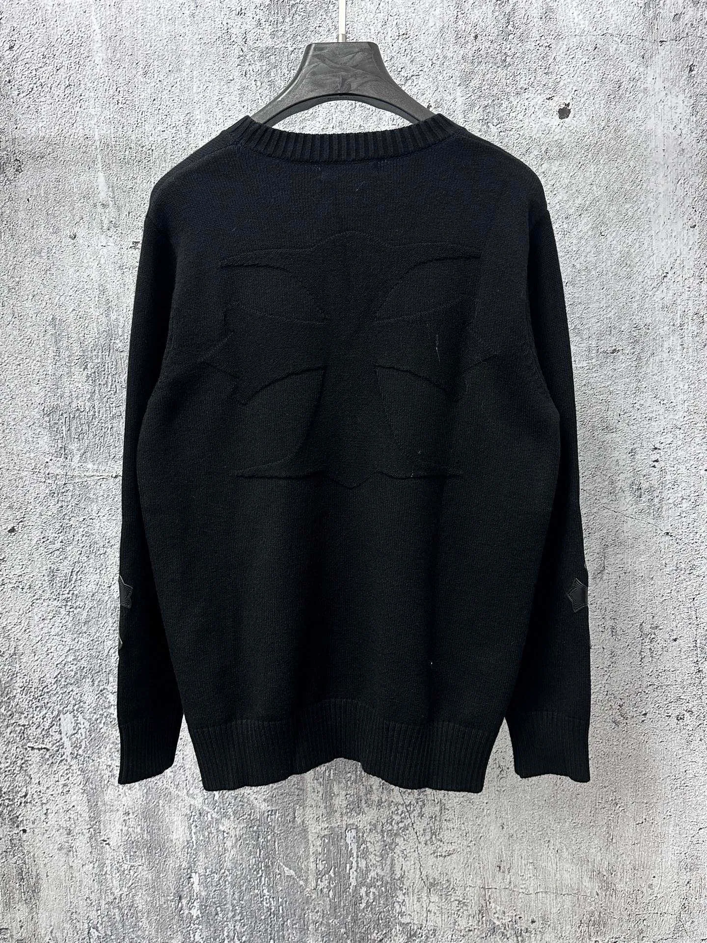 ￼ P250 【Chrome Hearts】Chrome Hearts' new cross-knitted jacquard appliquéd crew neck sweater. Contains 20% wool. The item is made of custom-dyed and custom-spun yarn and purchased from the original version. A full set of customized accessories. Details determine success or failure. A new model for autumn and winter. It is soft and delicate and does not tie the body. The upper body effect is very nice. Loose fit. Same style for men and women. Color: White Black Size: S-L
